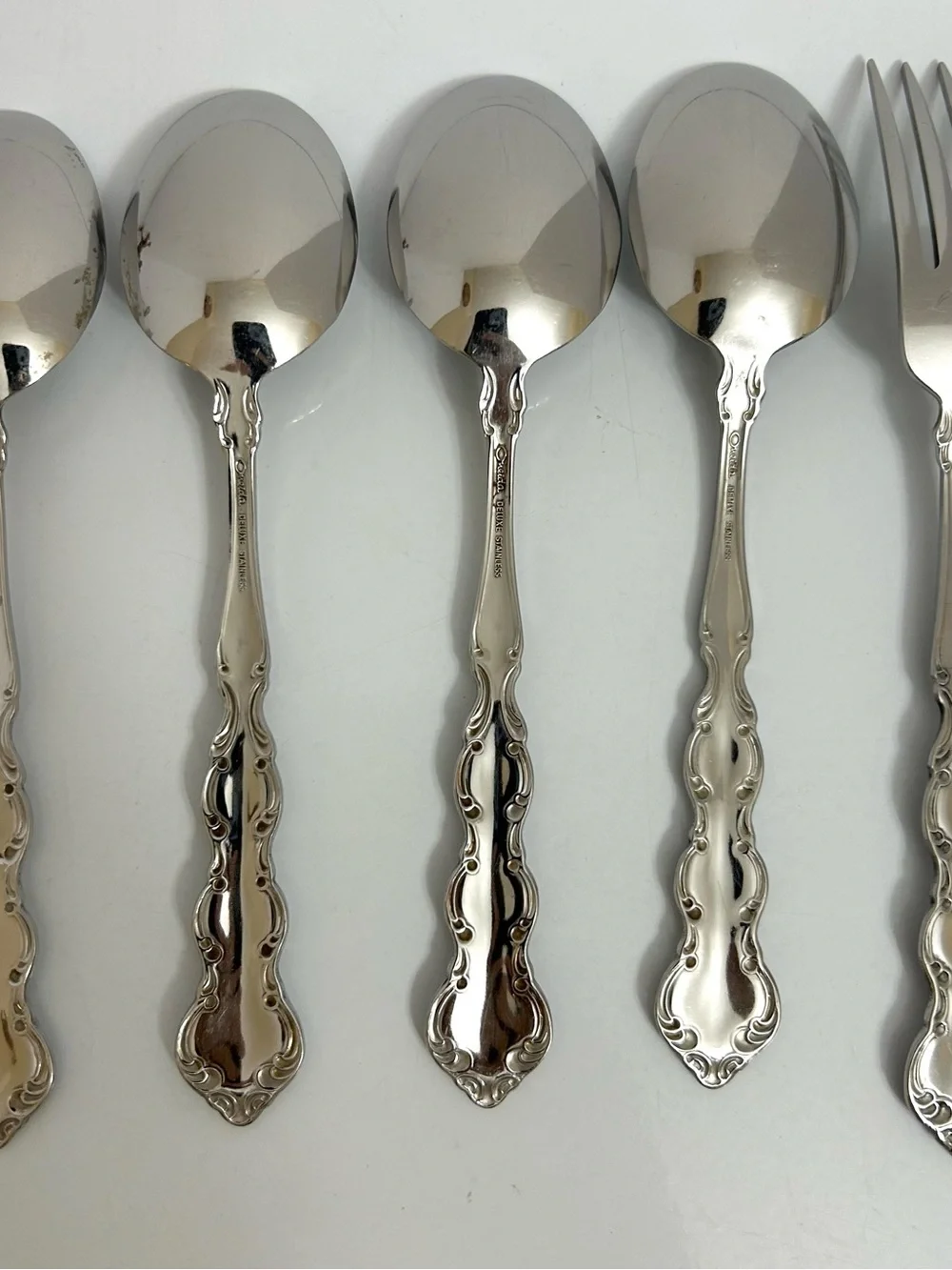 Oneida Deluxe Community Flatware Mozart set of 4 oval soup spoon & 1 Dinner Fork